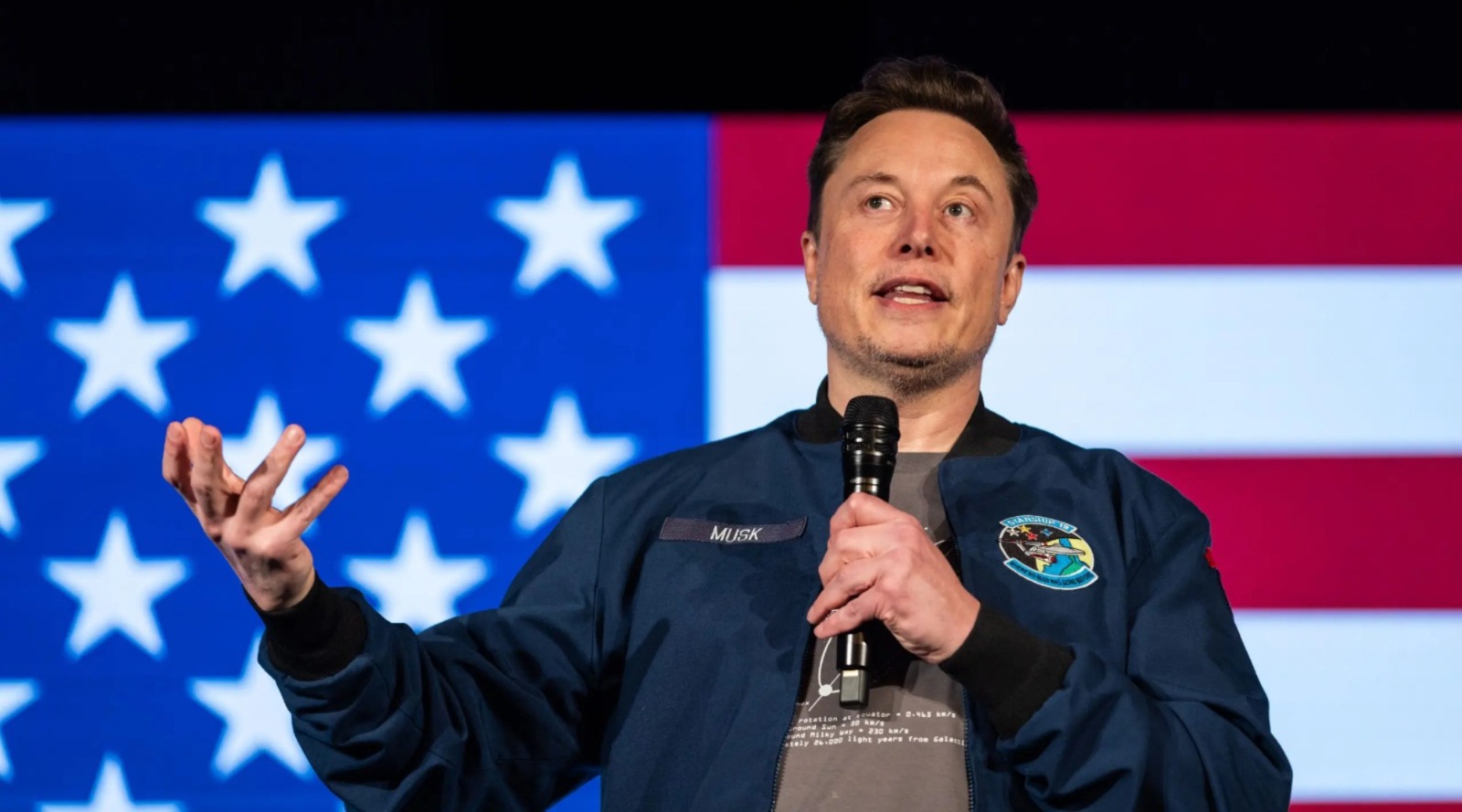 El magnate Elon Musk ha tardado apenas unas horas en desmentirse a sí mismo tras anunciar que dejaba de ser asesor del presidente estadunidense para dedicarse por entero a sus maltrechos negocios. O al menos eso es lo que parece deducirse del mensaje que ha dejado en la red social de su propiedad, X, que como todo en la política estadounidense es susceptible de cambiar de un momento a otro.