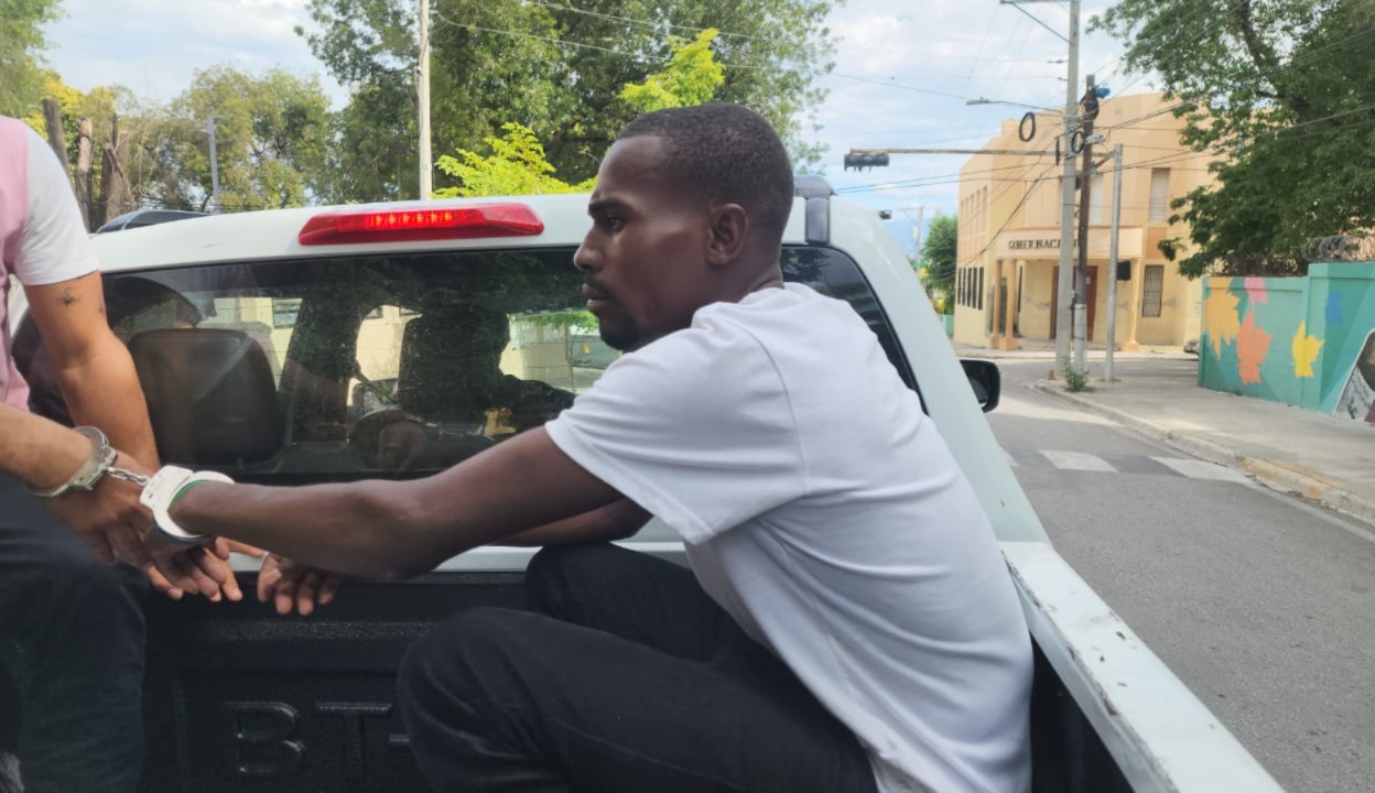 El ilegal haitiano, Wilson Daviz, fue enviado a prisión por tres meses como medida de coerción por supuestamente incendiar una vivienda en el Barrio Los Cocos de este municipio cabecera.