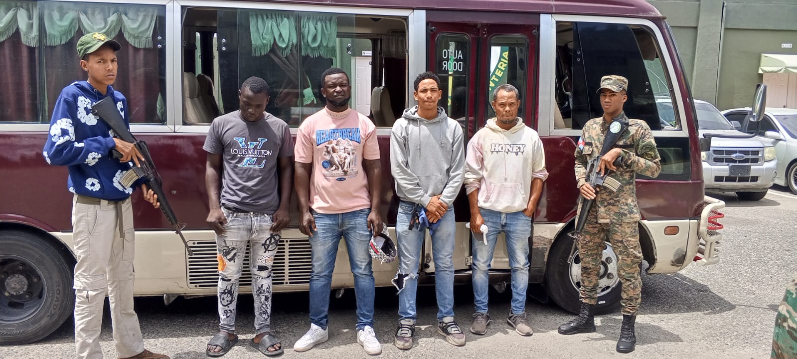 El chofer y cobrador de un autobús fueron detenidos con 02 pasajeros haitianos en condición migratoria irregular en San Juan de la Maguana.