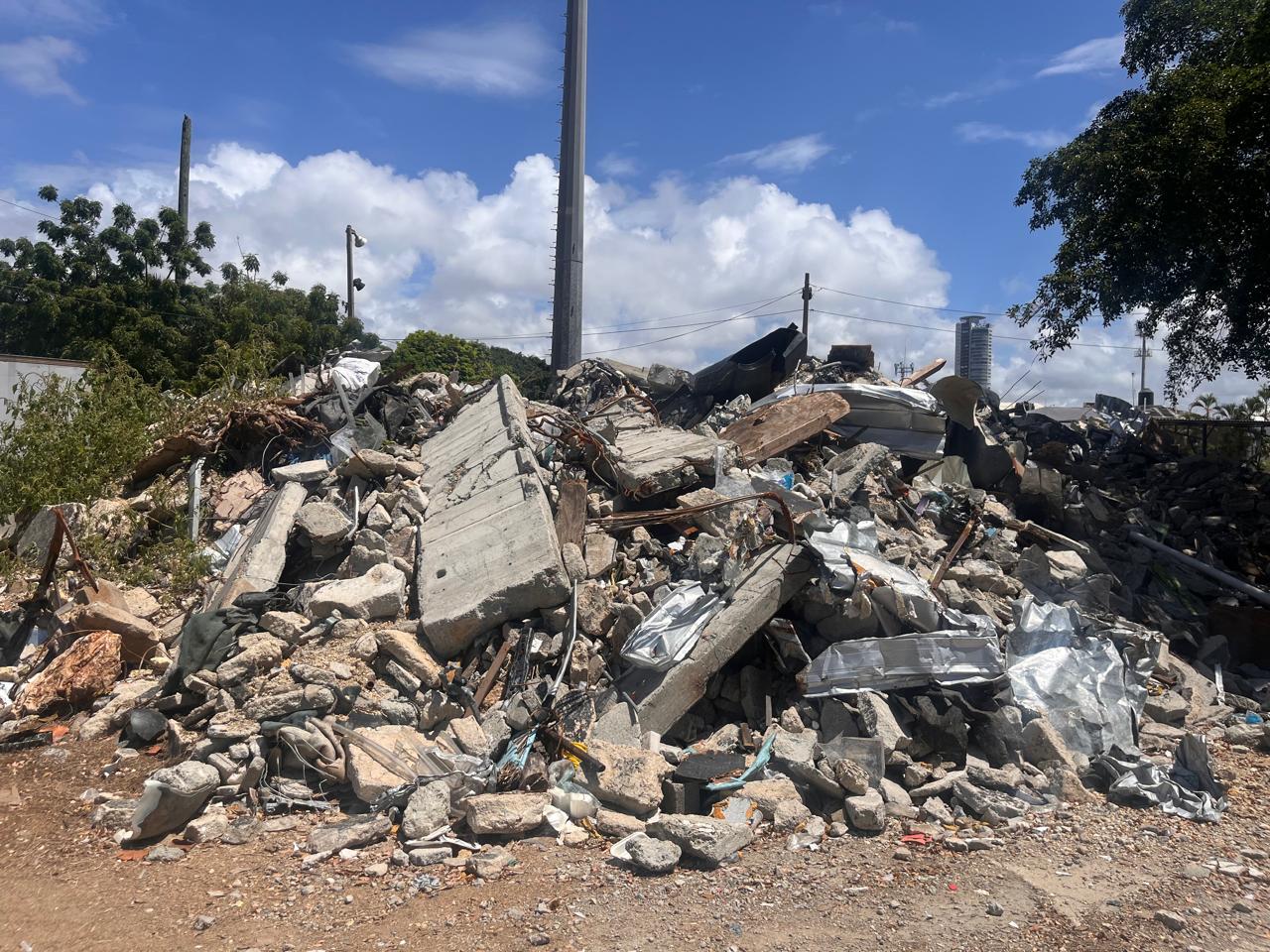 Un perito estadounidense se encuentra en el país para evaluar, junto con otros dos expertos dominicanos, los escombros del techo de la discoteca Jet Set, donde unas 236 personas fallecieron y más de 180 resultaron heridas el pasado 8 de abril.
