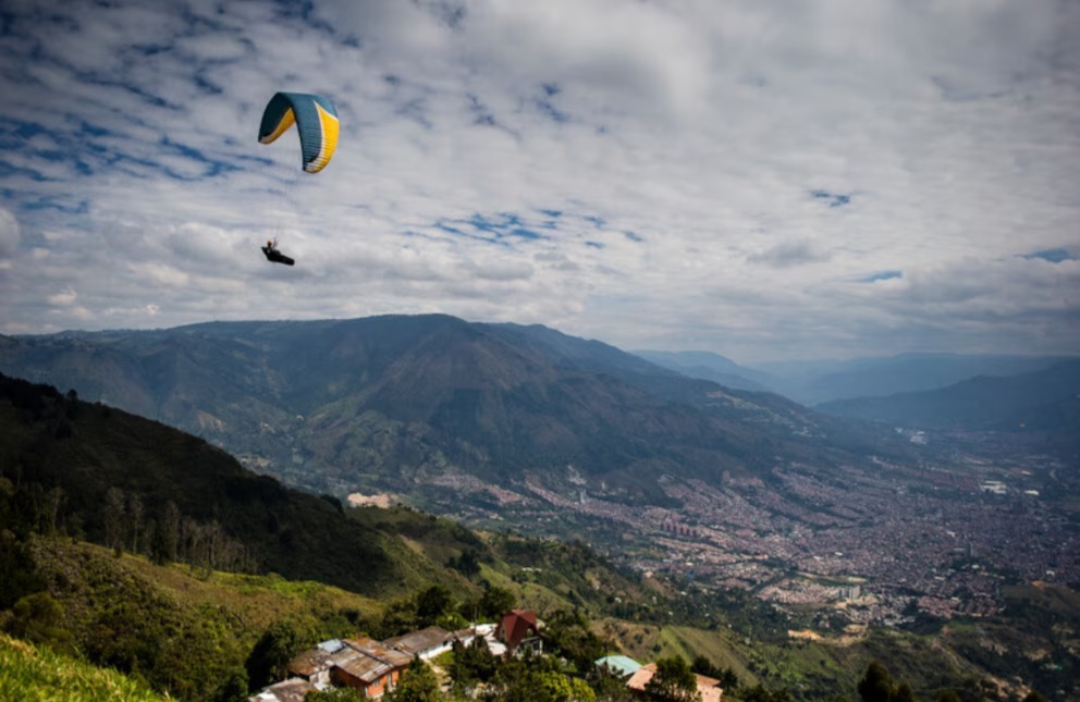 Una joven de 19 años falleció mientras participaba en una actividad de parasailing en la localidad turística de Budva. El momento fue grabado por la propia víctima y el video se ha viralizado en redes sociales, generando conmoción entre los usuarios.