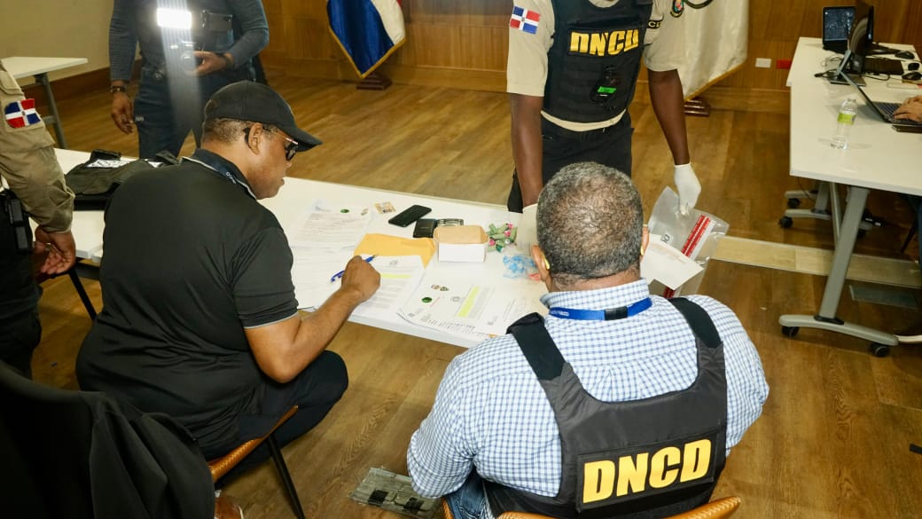 En un esfuerzo conjunto para reforzar la seguridad y enfrentar la delincuencia de manera proactiva, el Ministerio Público, la Dirección Nacional de Control de Drogas (DNCD), el Ejército y la Policía Nacional, con el respaldo de los ministerios de Interior y Defensa, desplegaron este sábado un amplio operativo en el sector Capotillo del Distrito Nacional.