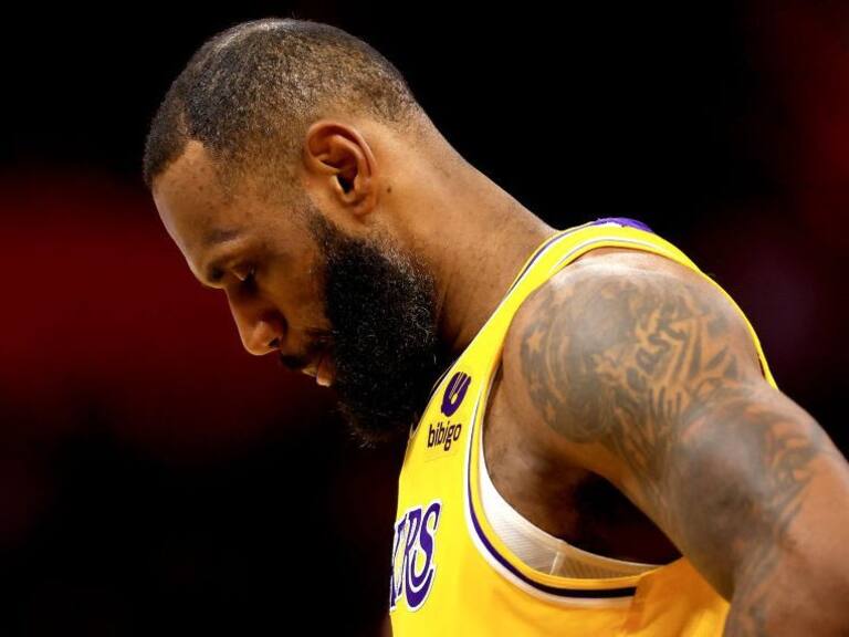 LeBron James, la superestrella de los Lakers de Los Ángeles y máximo anotador en la historia de la NBA, sufrió una torcedura de ligamento en la rodilla izquierda durante el quinto juego de la primera ronda de playoffs frente a los Timberwolves de Minnesota, según confirmó este viernes a Associated Press una fuente con conocimiento directo del caso.