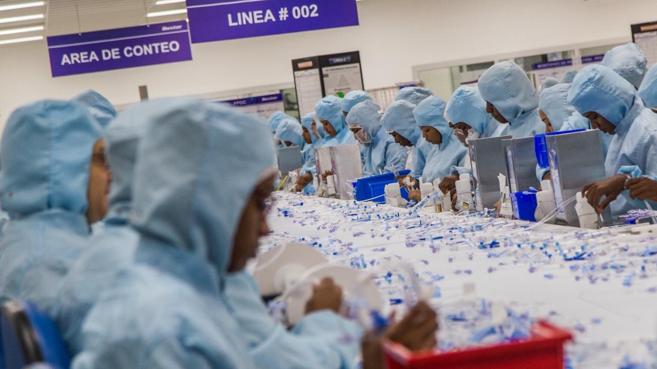 El director general de Aduanas, Yayo Sanz Lovatón, destacó el aporte de divisas que ingresa la actividad logística a la economía dominicana, siendo el sector de mayor contribución al considerar todos los regímenes de exportación, así como el potencial exportador del país a futuro.