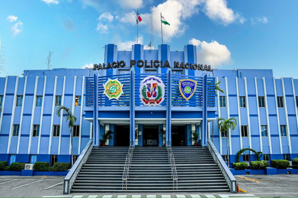 La Policía Nacional informa el apresamiento de una mujer vinculada a un robo perpetrado en una residencia de esta provincia, de donde fue sustraída una suma indeterminada de dinero en efectivo, en un hecho registrado recientemente y captado por cámaras de seguridad.