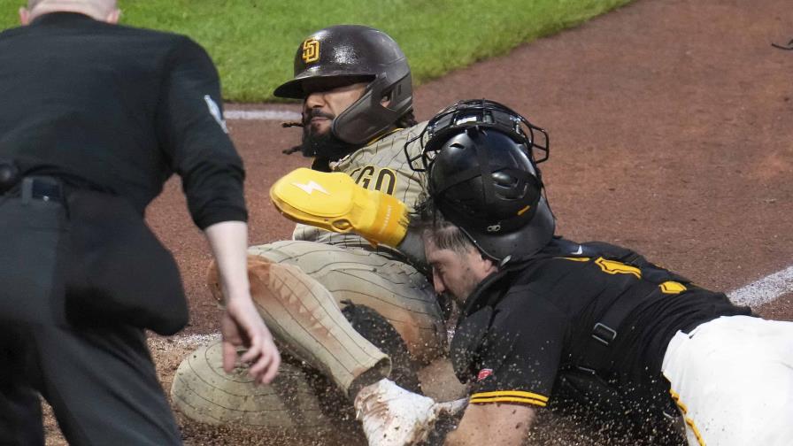 El sábado por la noche, Fernando Tatis Jr. de San Diego corrió a home tras un lanzamiento descontrolado del cerrador de Pittsburgh, David Bednar, en la parte alta de la novena entrada, para llevar a los Padres a superar 2-1 a los Piratas en el lluvioso PNC Park.