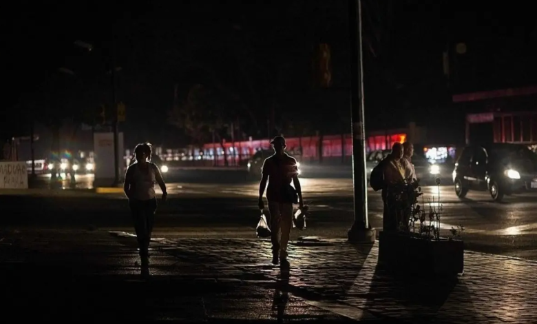 Una cadena de apagones se registró esta madrugada en sectores del Gran Santo Domingo, dejando a oscuras cientos de viviendas.