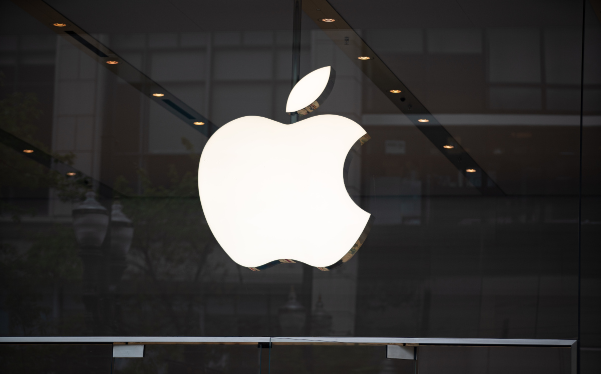 El presidente de EE.UU., Donald Trump, amenazó este viernes al gigante tecnológico Apple con gravar sus productos con un arancel del 25 % si la empresa no relocaliza operaciones y comienza a fabricarlos en suelo estadounidense.