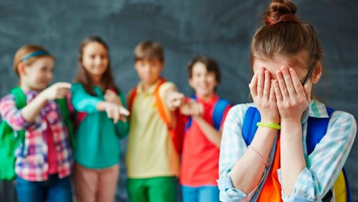En aulas, patios escolares y redes sociales, miles de estudiantes en todo el mundo viven una realidad silenciosa: el acoso escolar, también conocido como bullying. El Día Internacional contra el Bullying, establecido para visibilizar este problema global, ha cobrado relevancia en escuelas, medios y plataformas digitales.