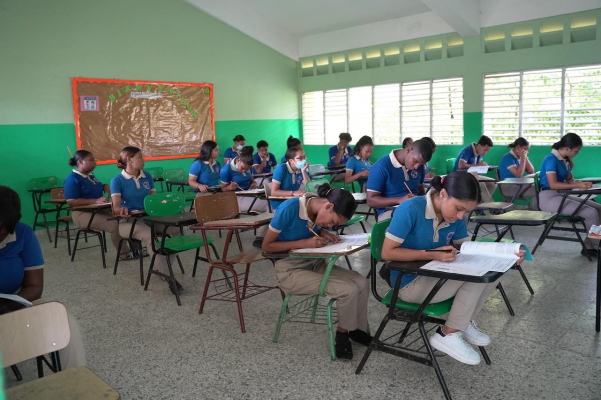 El Ministerio de Educación de la República Dominicana (MINERD) anunció que la primera convocatoria para las Pruebas Nacionales será del 24 al 27 de junio de 2025 para los estudiantes del nivel Secundario en todas sus modalidades, y los días 28 y 29 serán evaluados los de Media General de Adultos.