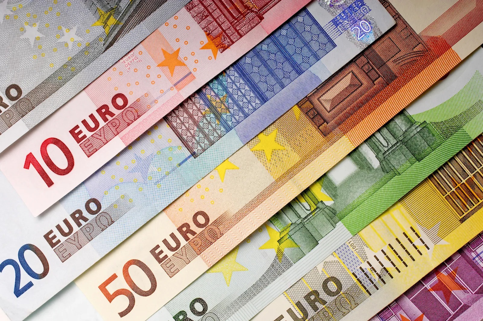 Este miércoles 28 de mayo de 2025, el precio del euro frente al peso dominicano varía según la entidad financiera consultada, reflejando las fluctuaciones del mercado internacional de divisas.