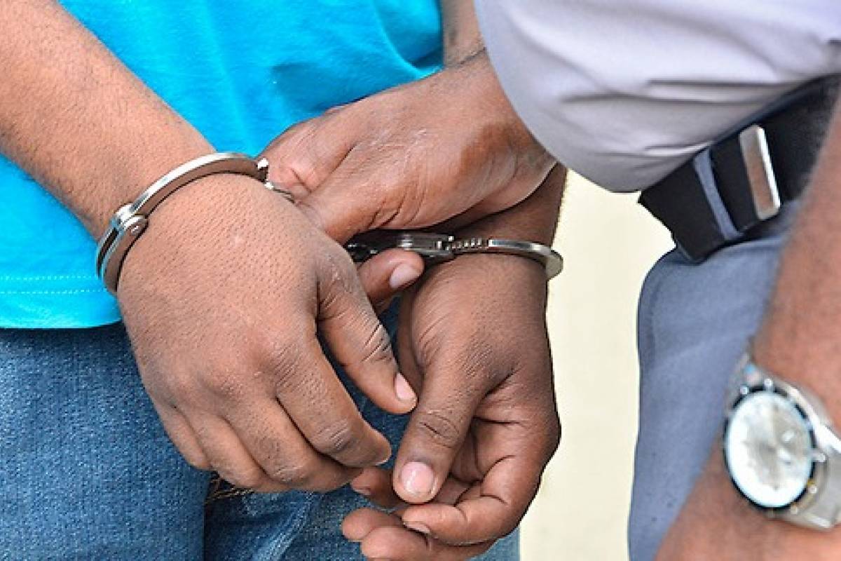 Agentes policiales adscritos a la Dirección de Investigaciones de Crímenes y Delitos Contra la Persona (Homicidios) apresaron a Elías Laws Hernández, de 32 años, por su presunta implicación en un caso de agresión sexual contra una menor de edad, en violación a lo establecido en el Código Penal y la Ley 136-03 sobre Protección de Niños, Niñas y Adolescentes.