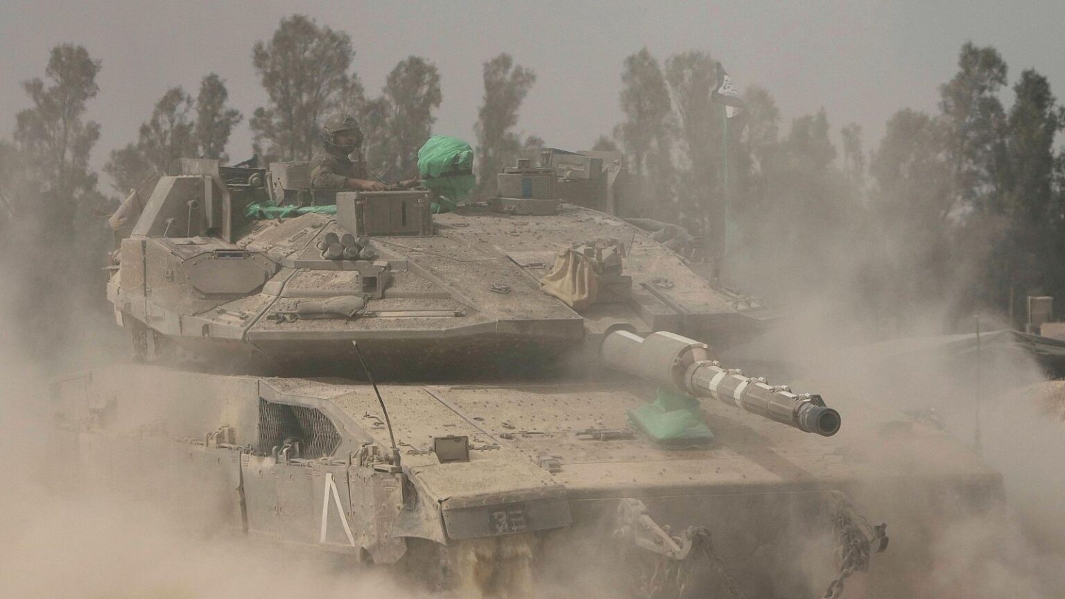 El Ejército israelí confirmó este domingo que su nueva operación terrestre denominada "Carros de Gedeón" en la Franja de Gaza comenzó con incursiones terrestres tanto en el norte como en el sur del enclave palestino.