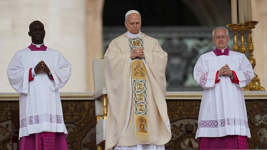  León XIV inauguró este domingo su magisterio con una misa en que le fueron impuestos los símbolos del poder papal, el palio y el Anillo del Pescador, y en la que pronunció un encendido llamamiento a la unidad en la iglesia y la paz en un mundo marcado por "demasiado odio y prejuicios".