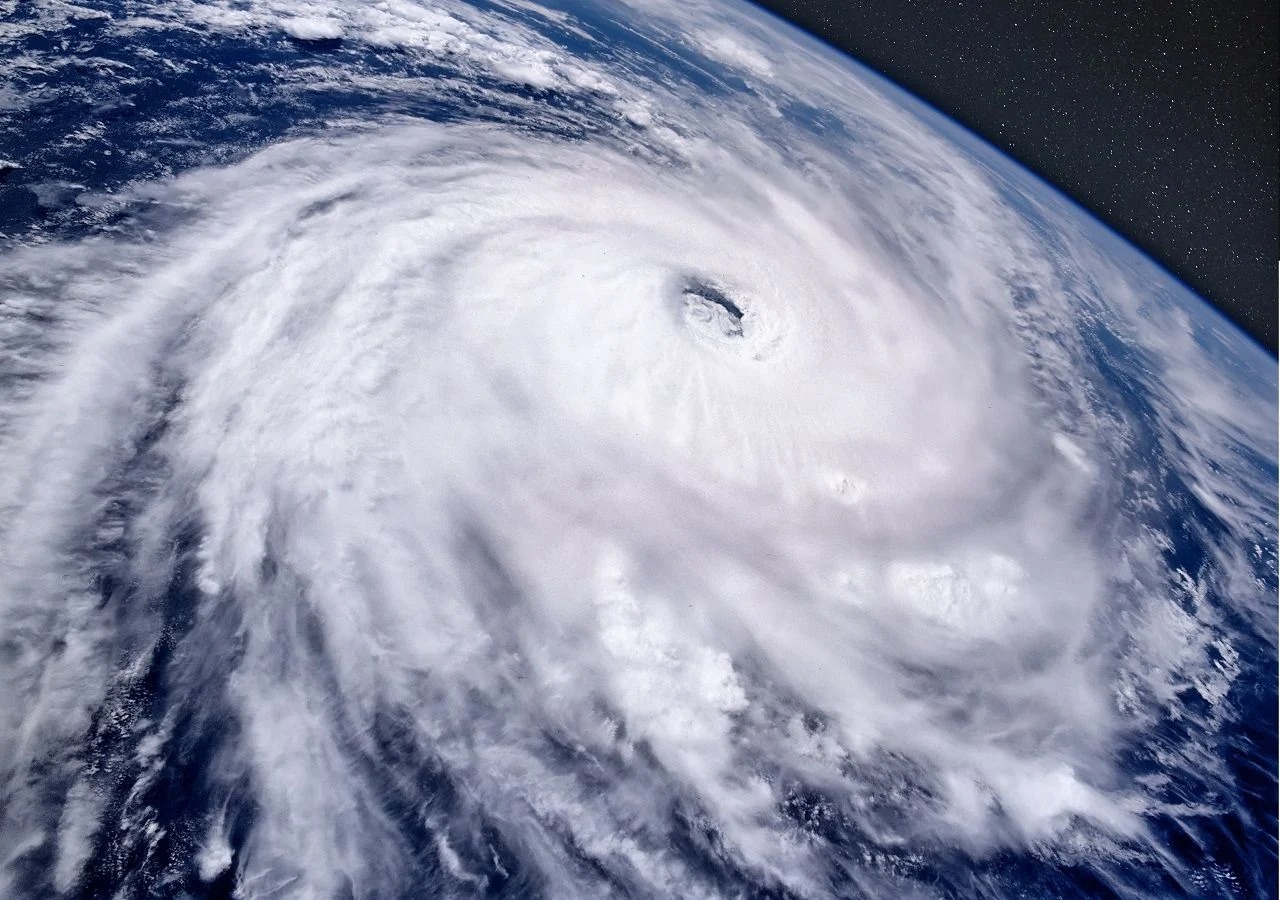 A medida que nos acercamos a la temporada ciclónica es natural sentir una mezcla de ansiedad y preocupación. Y es que, como ya sabemos, la imprevisibilidad de estas desgarradoras tormentas pueden resultar catastróficas.
