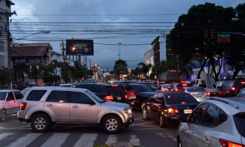 El Instituto Nacional de Tránsito y Transporte Terrestre (INTRANT) informó que trabaja para el restablecimiento “lo antes posible” del sistema de semáforos de Santo Domingo, afectado por las interrupciones que al servicio eléctrico generan las condiciones meteorológicas, este viernes.