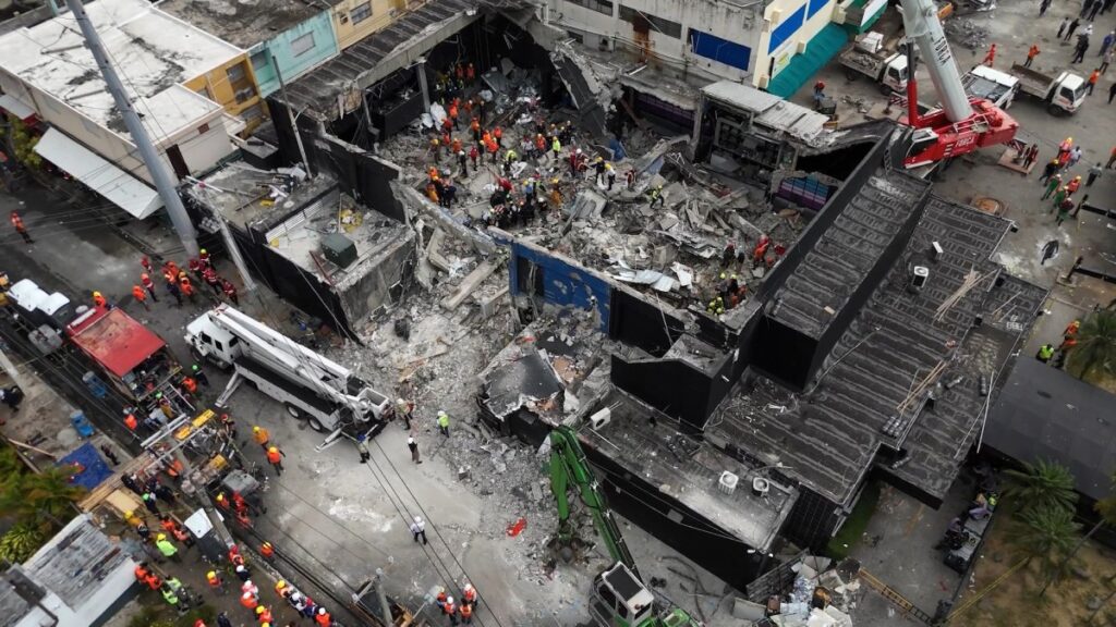 El número víctimas mortales de la tragedia tras el colapso del techo en la discoteca Jet Set, ascendió este viernes a 233 tras registrarse la muerte de una mujer que permanecía ingresada en el Grupo Médico San Cristóbal (Grumed).