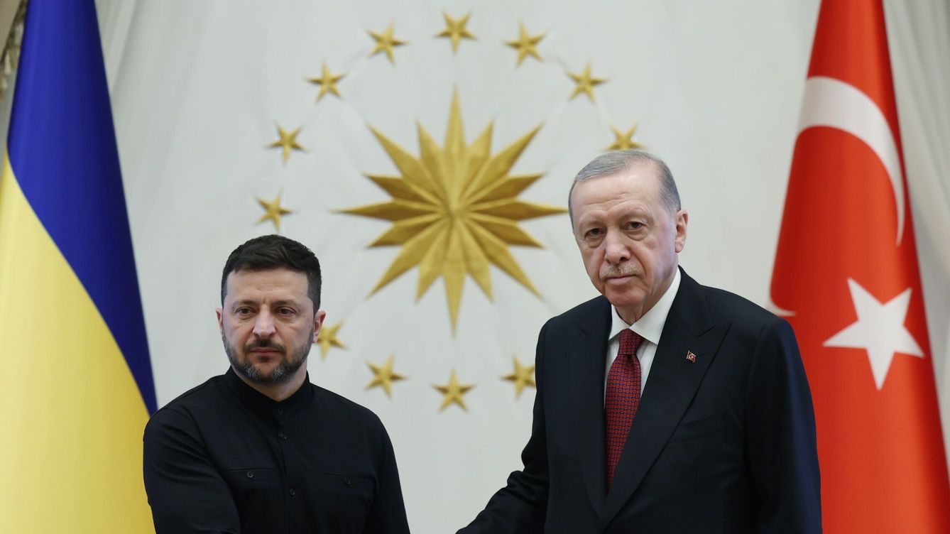 El presidente de Turquía, Recep Tayyip Erdogan, recibió a su homólogo ucraniano, Volodímir Zelenski, en el palacio presidencial en Ankara, en un encuentro cerrado a la prensa, a la espera de más detalles sobre una posible reunión entre delegaciones de Ucrania y Rusia en Estambul.