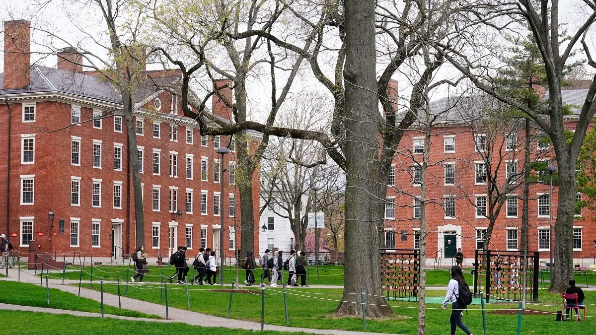 El Gobierno de Donald Trump prohibió a la Universidad de Harvard matricular en adelante a estudiantes extranjeros, en una grave escalada en el conflicto que los enfrenta desde hace varios meses.