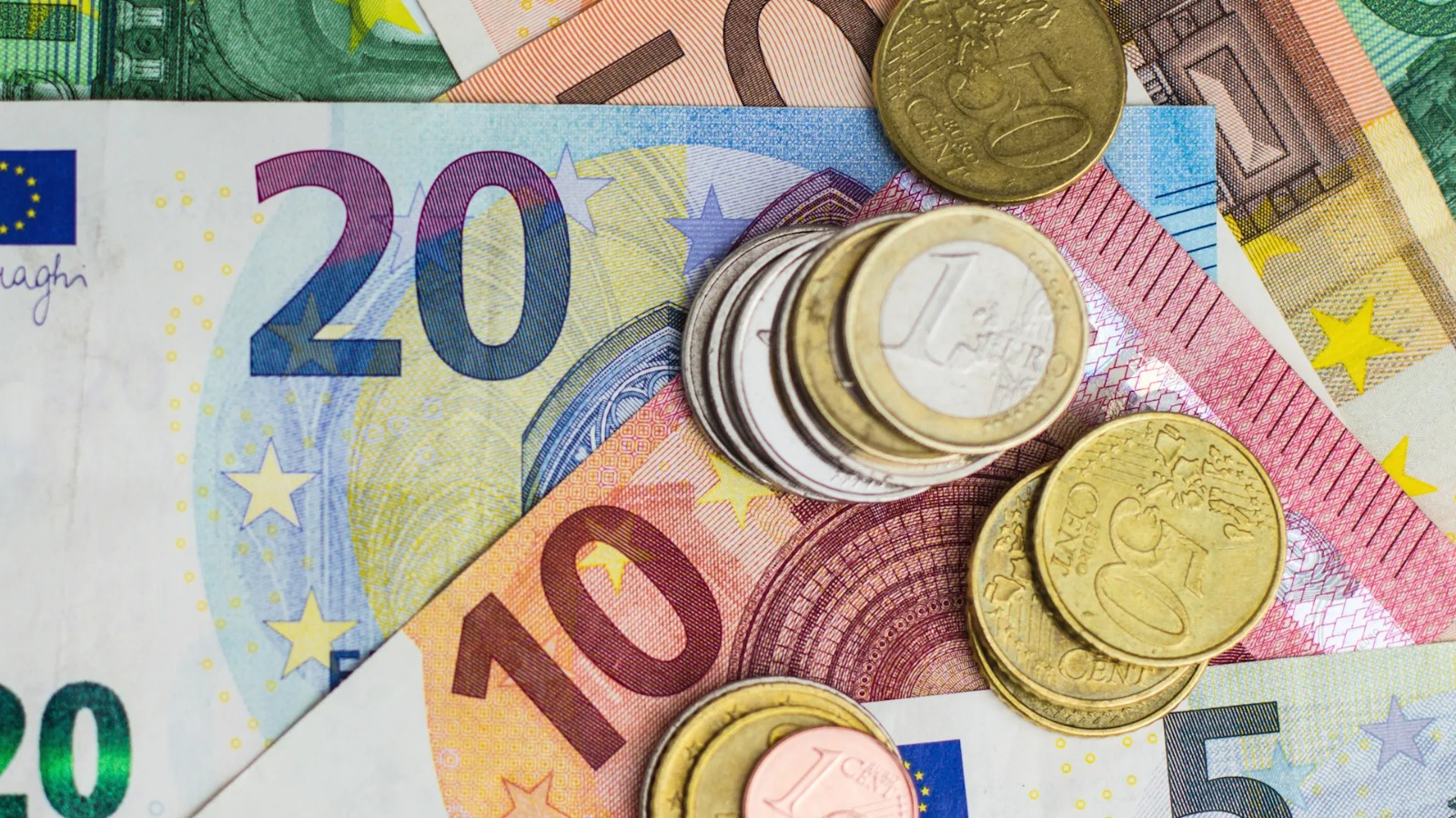 El valor del euro para el 26 de mayo del año 2025 refleja ligeras variaciones entre las principales entidades bancarias y casas de cambio, manteniéndose dentro de márgenes estables.