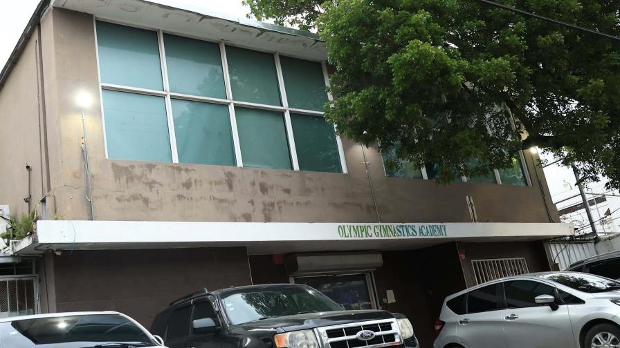 La Federación Dominicana de Gimnasia (FEDOGIM) anunció este miércoles la suspensión inmediata del entrenador Julio Ángeles de toda función dentro del sistema federativo, tanto a nivel nacional como internacional, tras la denuncia por presunto acoso sexual en su contra.