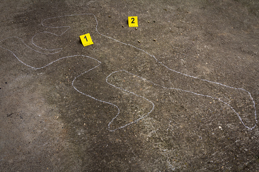 Una jovencita de 15 años ultimó de varias cuchilladas anoche a su padrastro, en un suceso ocurrido en el sector San Martín (Rabo de chivo), Duarte (San Francisco de Macorís), informaron esta mañana las autoridades policiales de esa localidad.