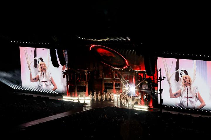 Lady Gaga ha hecho historia este sábado en Copacabana. 2,1 millones de personas, según la alcaldía de la ciudad brasileña, han sido testigos del concierto más multitudinario de la conocida como Mother Monster. Enmarcado en su gira The Mayhem Ball, la diva ha ofrecido un espectáculo gratuito en el que la extravagancia ha cobrado un gran protagonismo. 
