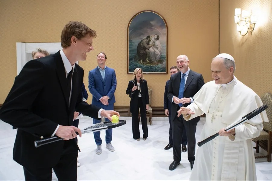 El papa León XIV, un gran apasionado de tenis, recibió este miércoles al tenista número uno del mundo, el italiano Jannik Sinner, y al presidente de la Federación de Tenis italiana (FITP), Angelo Binaghi, así como a sus familias, confirmaron a EFE fuentes vaticanas.
