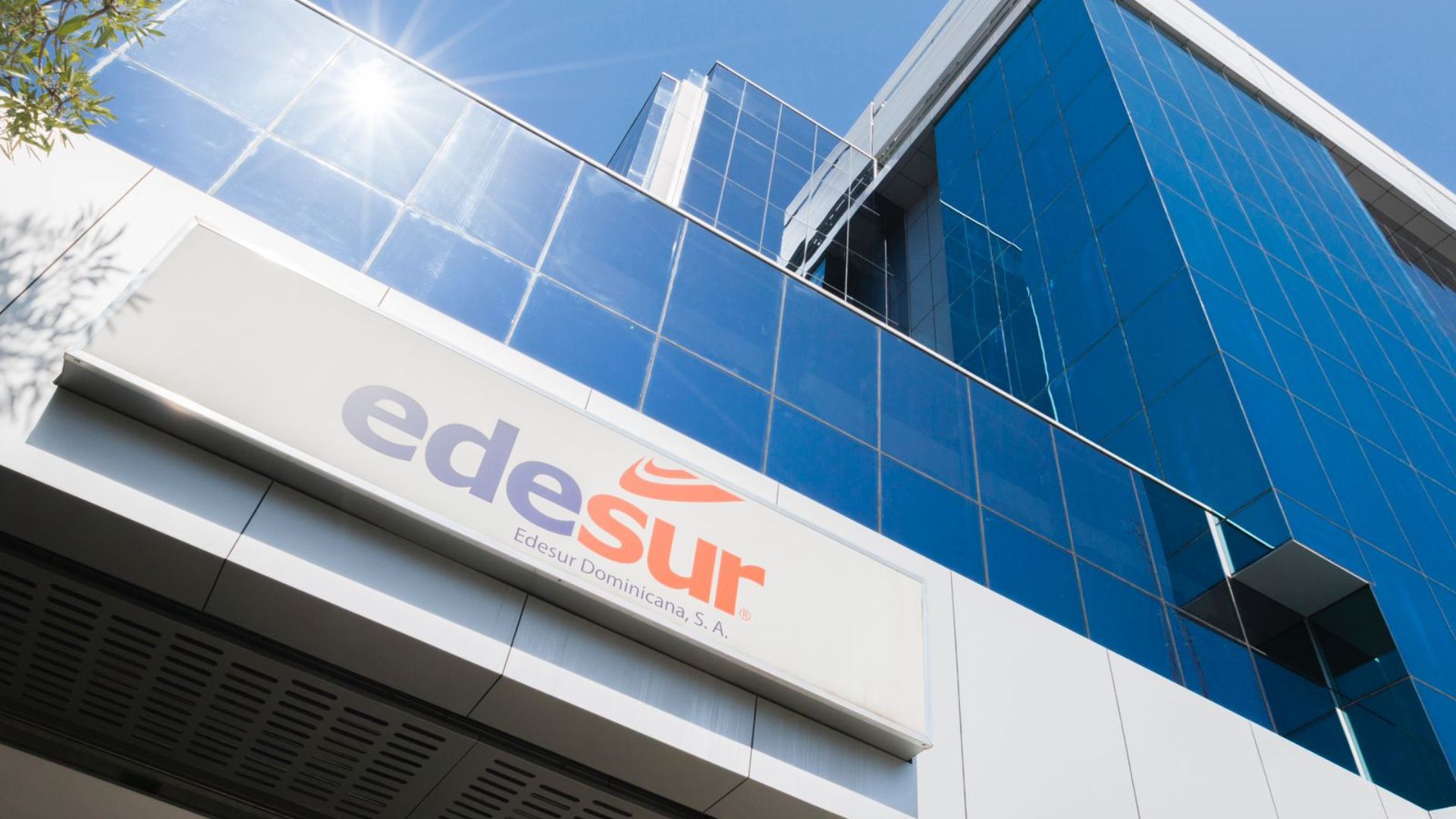La creciente inestabilidad en el servicio eléctrico ha colmado la paciencia de los residentes de este municipio fronterizo, quienes la mañana de este viernes protagonizaron una manifestación pacífica frente a las oficinas locales de la Empresa Distribuidora de Electricidad del Sur (EDESUR), en demanda de una solución definitiva a los constantes apagones.