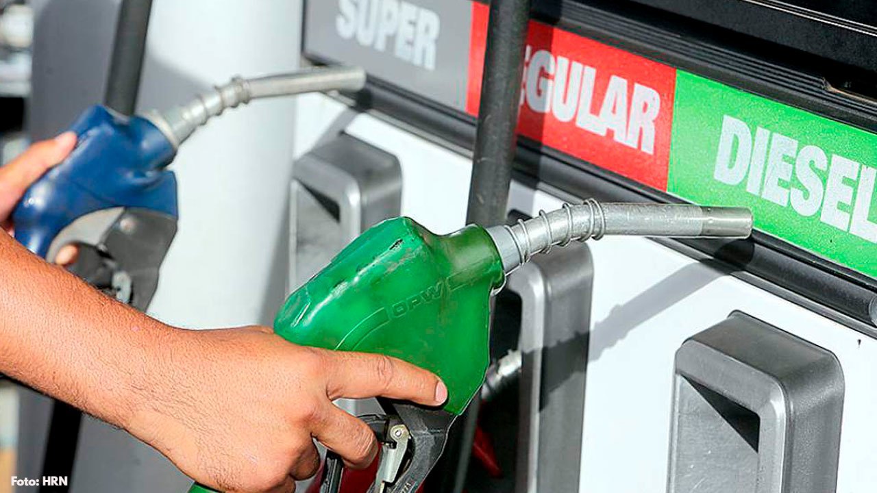 El viceministro de Comercio Interno del Ministerio de Industria, Comercio y Mipymes (MICM), Ramón Pérez Fermín, informó que para la semana del 3 al 9 de mayo 2025, el Gobierno dominicano dispuso mantener sin variación los precios de los combustibles esenciales y, de este modo, proteger la economía de las familias y sectores productivos. 