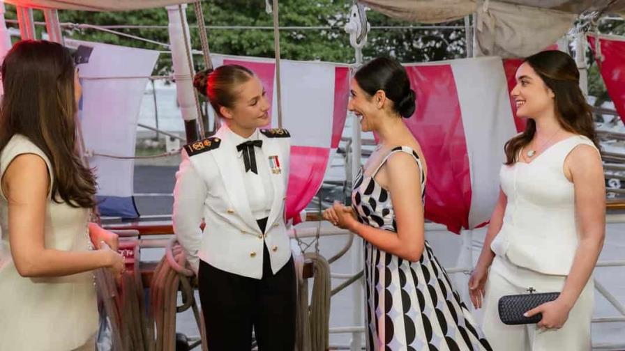 La primera dama de la República Dominicana, Raquel Arbaje, sostuvo un encuentro con la princesa Leonor de Borbón, quien llegó al país a bordo del buque escuela Juan Sebastián de Elcano, como parte de su proceso formativo en la Armada Española.