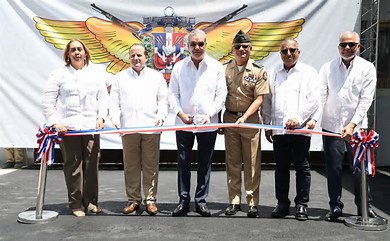 El presidente de la República, Luis Abinader, inauguró este jueves la primera fase de una moderna planta de ensamblaje de vehículos, que marca el renacer de la industria militar dominicana, símbolo del avance tecnológico, del fortalecimiento institucional y del compromiso irrenunciable de las Fuerzas Armadas con el desarrollo nacional.