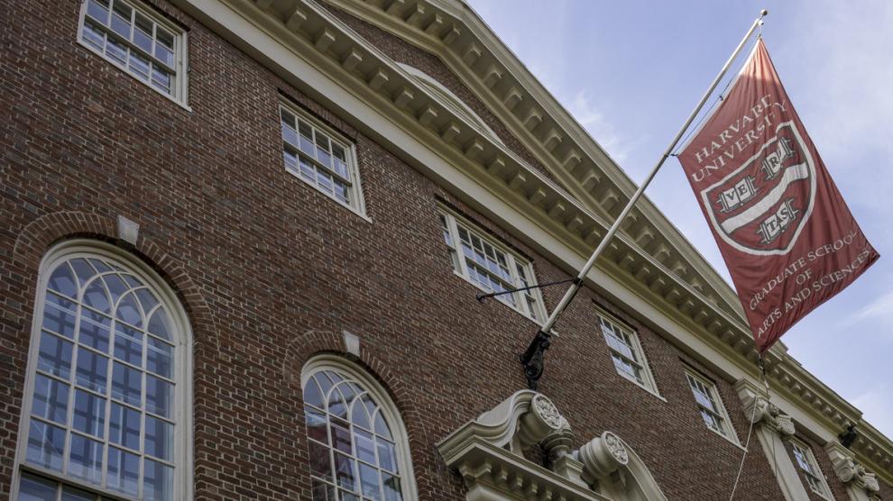  Una jueza federal de Boston (Massachusetts) bloqueó este viernes temporalmente la decisión de la Administración del presidente estadounidense, Donald Trump, de paralizar las matriculaciones de estudiantes extranjeros en la Universidad de Harvard.