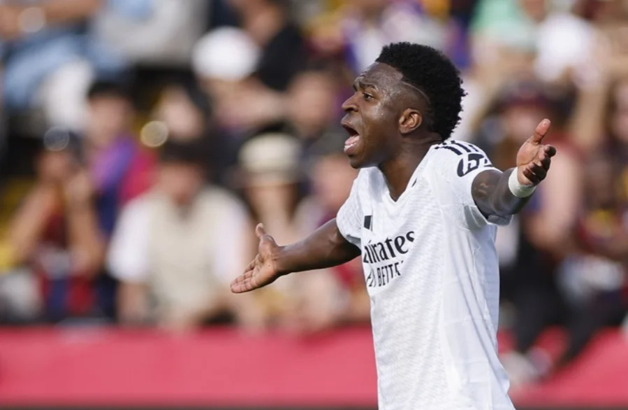 Cada uno de los cinco acusados de insultar a Vinícius Jr en el partido de fútbol disputado el 30 de diciembre de 2022 en el Estadio José Zorrilla de Valladolid ha asumido la pena de un año de prisión por un delito de odio y el pago de una multa de 1.620 euros.