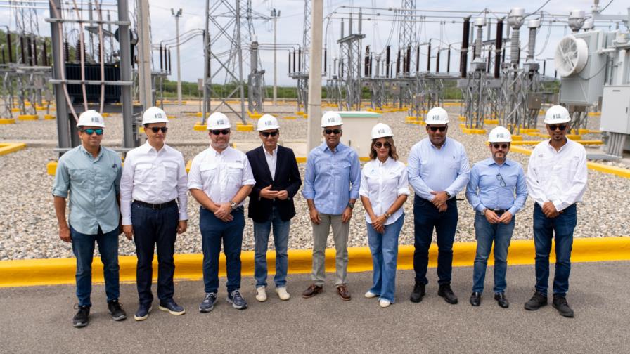 El Ministro de Energía y Minas, Joel Santos, junto al director general de la Agencia Internacional de Energías Renovables (Irena), Francesco La Camera, realizaron una visita al Parque Solar Girasol, uno de los proyectos de energía renovable más grandes y avanzados en República Dominicana.