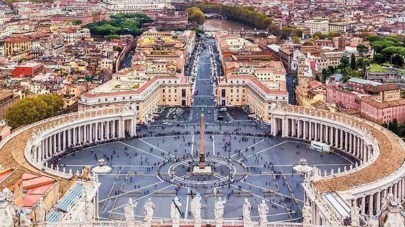 En un gesto de diplomacia internacional, el papa León XIV propuso al Vaticano como sede neutral para iniciar negociaciones de paz entre Rusia y Ucrania. La iniciativa fue presentada durante reuniones sostenidas en las últimas 72 horas con el presidente ucraniano, Volodímir Zelensky, y con el vicepresidente de Estados Unidos, J.D. Vance, en la Santa Sede.