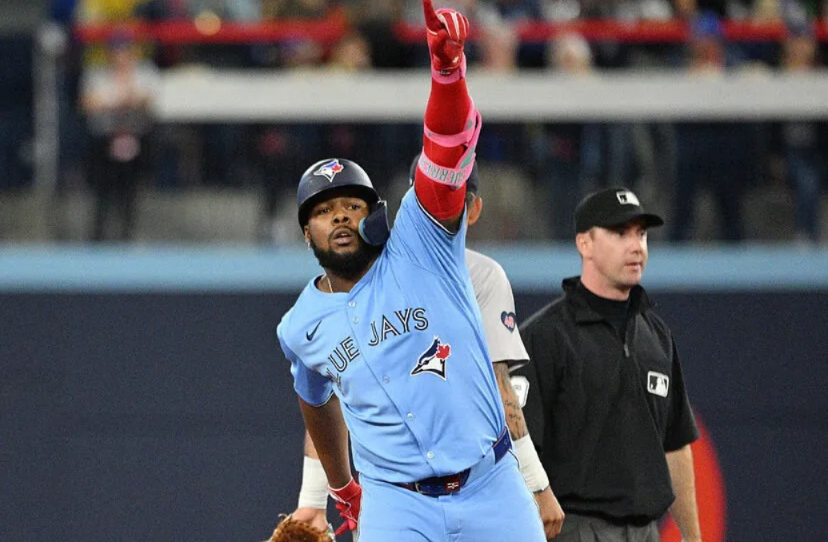 Vladimir Guerrero Jr. y Anthony Santander conectaron cuadrangulares, mientras Chris Bassitt lideró una sólida actuación monticular para que los Azulejos de Toronto derrotaran 3-0 a los Padres de San Diego la noche del martes, llevándose el primer juego de la serie en el Rogers Centre.