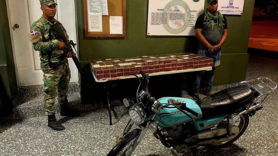 El Ejército de la República Dominicana (ERD) informó este jueves que fueron decomisados alrededor de 13mil cigarrillos de contrabando en Jimaní, que fueron encontrados abandonados junto a una motocicleta.