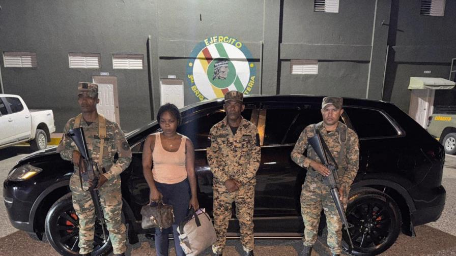 Detiene a un segundo teniente del Ejército de República Dominicana (ERD) y un cabo de la Policía Nacional cuando transportaban a inmigrantes haitianos indocumentados en diferentes comunidades de la provincia San Juan de la Maguana. 