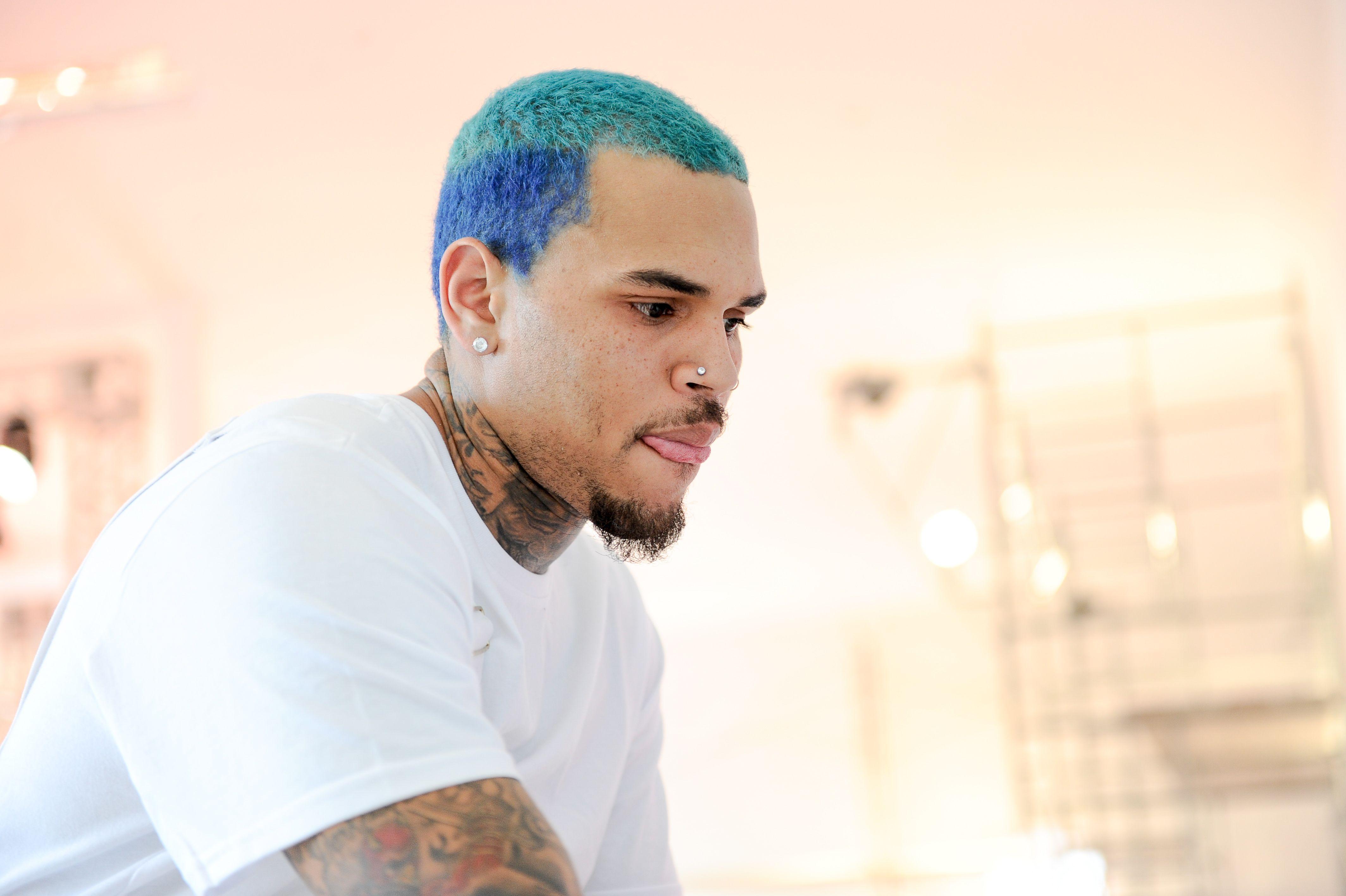 El cantante estadounidense de R&B Chris Brown, acusado de "lesiones graves" en el Reino Unido, permanecerá detenido hasta el 13 de junio, decidió este viernes un juez británico.