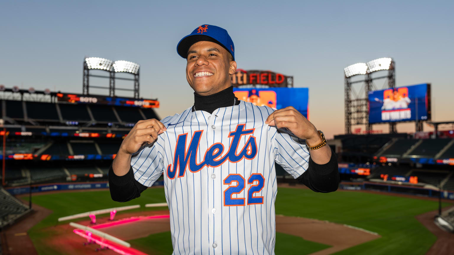 Juan Soto destacó en el terreno de juego el 1 de mayo, no solo por su brillante actuación, sino también por su firme postura frente a las dudas sobre su capacidad para manejar la presión. Tras conectar dos jonrones en la victoria de los Mets de Nueva York, el jardinero dominicano fue cuestionado acerca de si su reciente rendimiento le ayudaba a liberarse de la presión, a lo que respondió con seguridad: "¿Qué presión? No tengo ninguna".