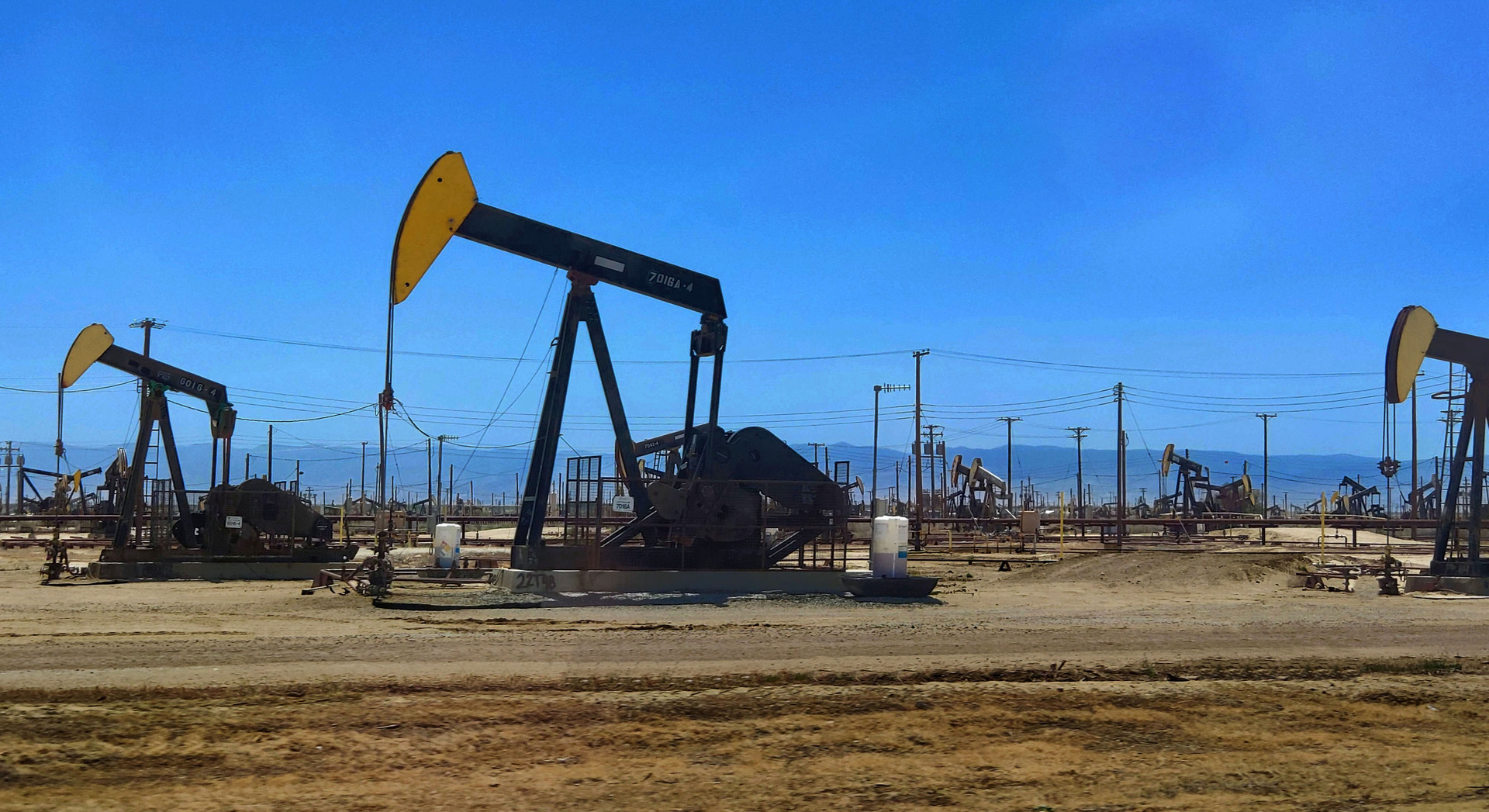 El precio del barril de Texas abrió este lunes levemente al alza mientras se disipa el temor a una guerra abierta entre Irán por un lado y EE.UU. e Israel por otro, que podría suponer cerrar o restringir el paso por el estratégico Estrecho de Ormuz.