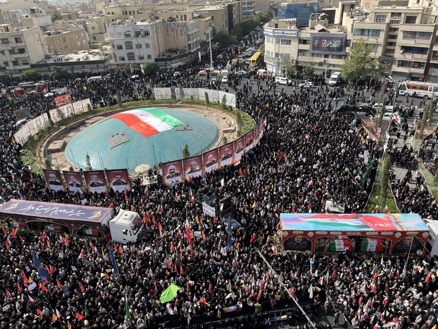 Irán celebró este sábado los funerales de 60 personas, entre ellas altos cargos militares y científicos nucleares, que murieron en ataques israelíes en la guerra de los 12 días, en una multitudinaria ceremonia en la que participaron miles de personas en Teherán y que calificó de “un mensaje al mundo”.