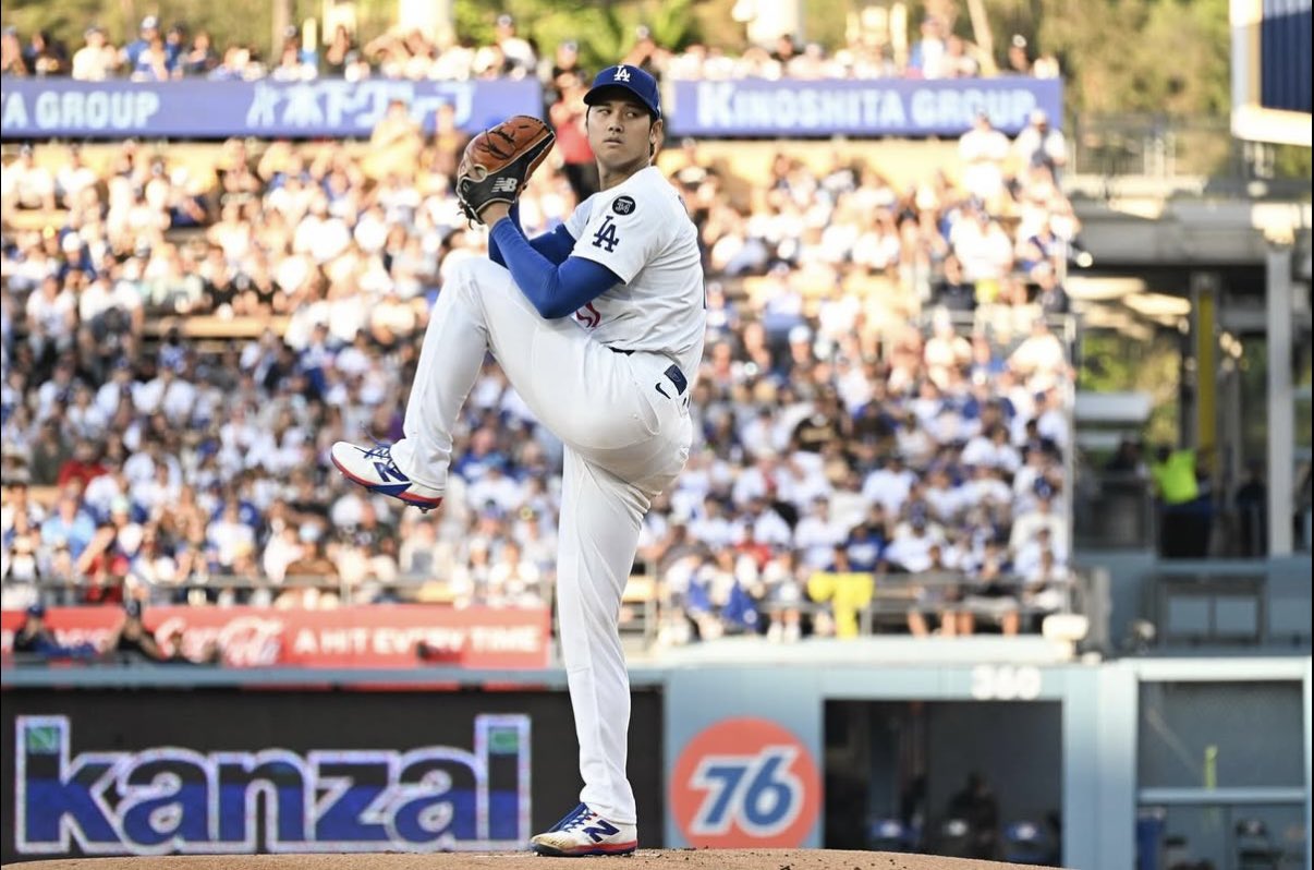 El “unicornio” del béisbol volvió a brillar. Luego de casi dos años de ausencia como lanzador en las Grandes Ligas, Shohei Ohtani regresó este lunes al montículo con los Dodgers de Los Ángeles, desatando la euforia del público en el Dodger Stadium y reafirmando su estatus como uno de los peloteros más asombrosos de todos los tiempos.