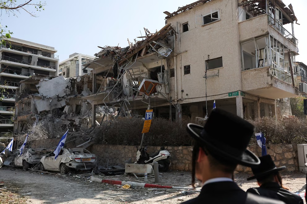 Al menos tres personas han fallecido y más de 80 han resultado heridas, entre ellas un varón en estado grave, como consecuencia del lanzamiento de más de 200 misiles iraníes contra Israel en represalia a la oleada de bombardeos israelíes en varios puntos del territorio persa, incluyendo varias instalaciones nucleares como la planta de enriquecimiento de uranio de Fordo, ubicada en la provincia de Qom