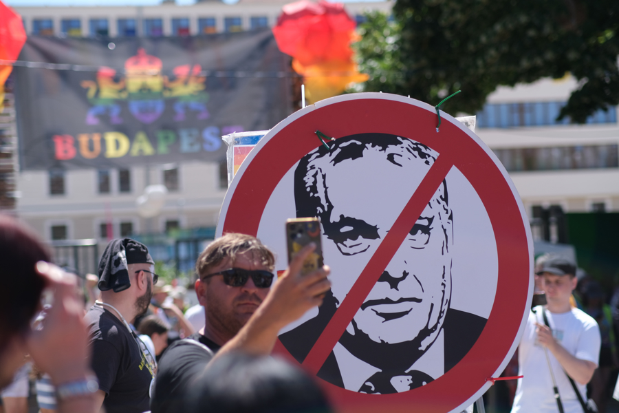 Unos 70 eurodiputados y decenas de otros cargos políticos, como diputados nacionales y regionales de diferentes países europeos, participan este sábado en la marcha del Orgullo de Budapest para mostrar su solidaridad con la comunidad LGTBI, en un acto de desafío al primer ministro húngaro, el ultradrechista Viktor Orbán, que intenta vetar este tipo de celebraciones.
