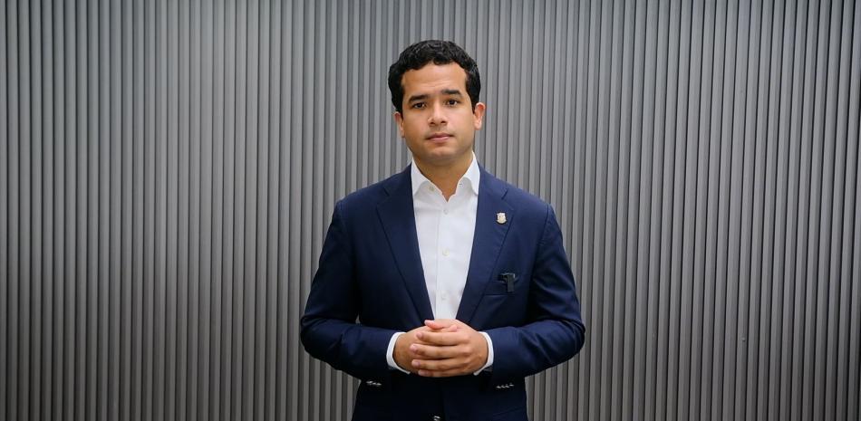 El senador por el Distrito Nacional, Omar Fernández, afirmó en Estados Unidos (EE.UU.) que debe hacerse un esfuerzo por mecanizar los sectores agrícola y de construcción para reducir al mínimo la dependencia de mano de obra extranjera, mayoritariamente haitiana.