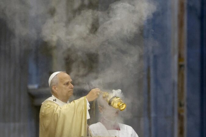 El papa León XIV indicó a los miembros de la Iglesia que "en un tiempo de grandes y terribles conflictos", "no hay lugar para divisiones ni odios de ningún tipo", en la homilía de la misa que celebró este viernes en ocasión del Jubileo de los sacerdotes en la basílica de San Pedro.