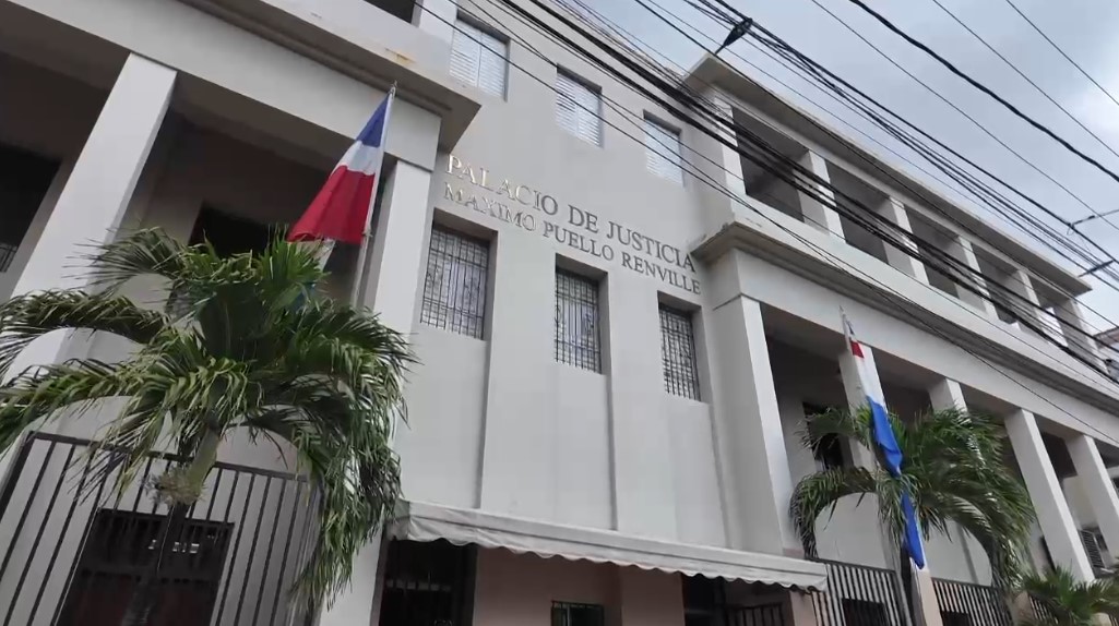 La Segunda Sala Penal del Juzgado de Primera Instancia del Distrito Judicial de San Cristóbal aplazó para el 21 de agosto de 2025 la audiencia del juicio de fondo por el caso de sustracción ilícita de secretos empresariales, en el que figura como principal imputado el empresario guatemalteco Mike Ascoli, presidente de Grupo Solid.