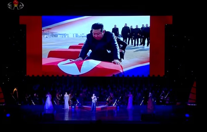 En una nueva puesta en escena cuidadosamente orquestada, el dictador norcoreano Kim Jong-un protagonizó el domingo un acto fúnebre transmitido por la televisión estatal, en el que aparece cubriendo con la bandera nacional una fila de ataúdes. En el centro del acto, una pantalla gigante proyectó imágenes de seis féretros alineados en perfecta formación, cada uno envuelto por Kim con el pabellón rojo, azul y blanco del país. Seis ataúdes, seis despedidas silenciosas.